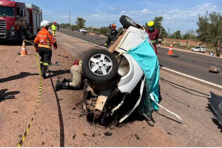 Representante comercial morre ao colidir Ford Ká de frente com caminhão na BR-163