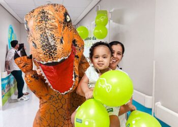 Alta hospitalar de Davizinho foi marcada por acolhimento e a companhia de um “dinossauro”