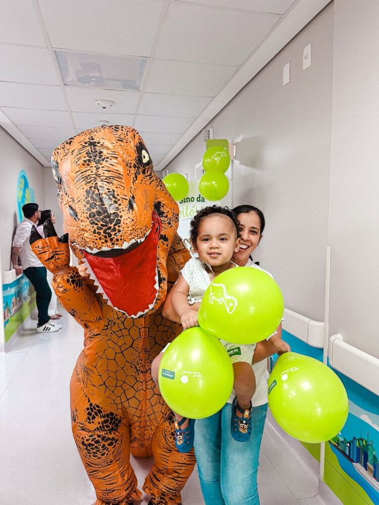 Alta hospitalar de Davizinho foi marcada por acolhimento e a companhia de um “dinossauro”