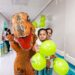 Alta hospitalar de Davizinho foi marcada por acolhimento e a companhia de um “dinossauro”