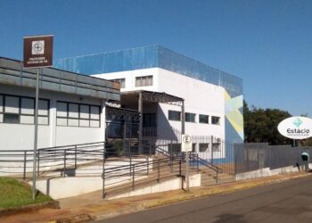 Ex-alunos da Estácio vencem ação e recebem indenização de R$ 175 mil por encerramento de curso de Jornalismo