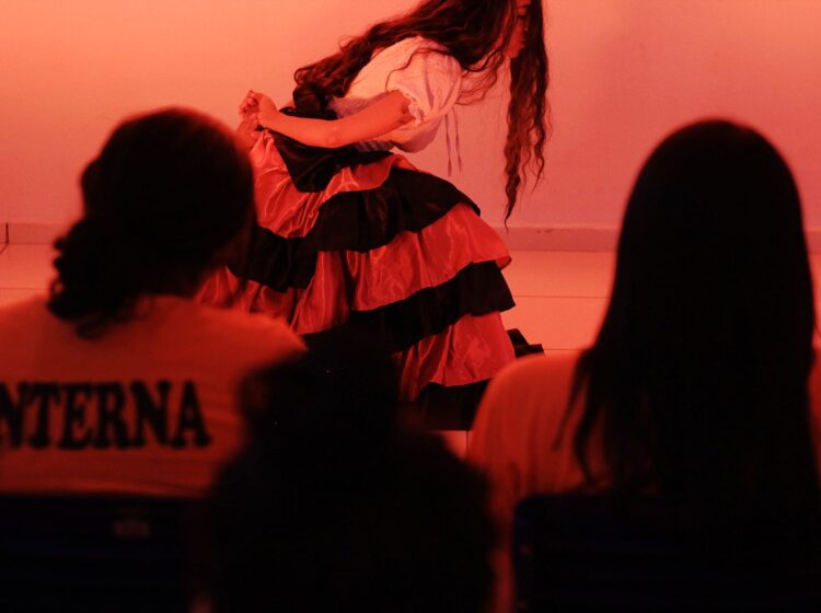 ‘A Valsa em Lugares Esquecidos’ leva Nelson Rodrigues às penitenciárias femininas e devolve às mulheres o direito à arte