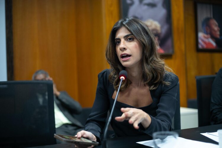 Deputada Camila Jara cobra fiscalização e repasse da redução no preço da gasolina em MS