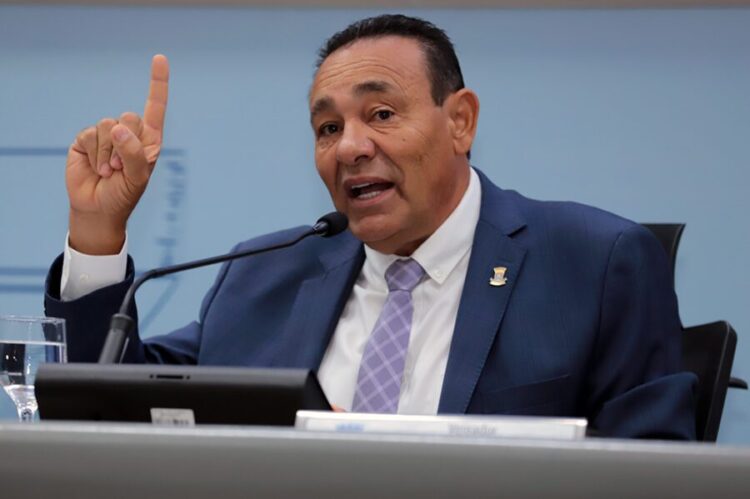 Vereador Carlão vai convidar secretário da Sisep para esclarecer sobre falta de tapa-buracos na Capital