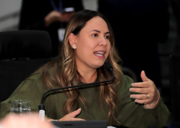 Ana Portela nega gesto ofensivo em plenário e revela luta contra lipedema após acusação de vereador