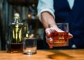 Jovem morre após beber whisky na Capital e pode ser o 1º caso de intoxicação por metanol