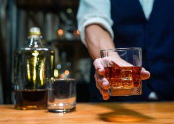 Jovem morre após beber whisky na Capital e pode ser o 1º caso de intoxicação por metanol