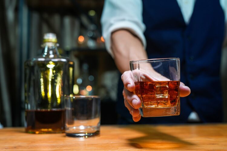 Jovem morre após beber whisky na Capital e pode ser o 1º caso de intoxicação por metanol