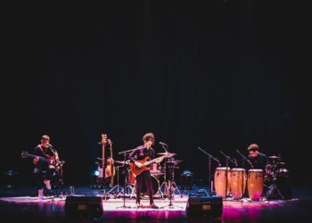 Nesta quinta, projeto Ju Souc Trio chega a Naviraí com música e protagonismo feminino