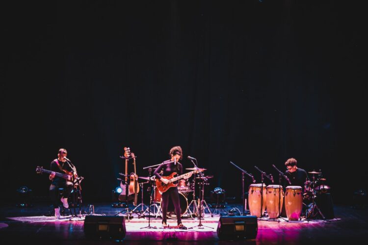 Nesta quinta, projeto Ju Souc Trio chega a Naviraí com música e protagonismo feminino