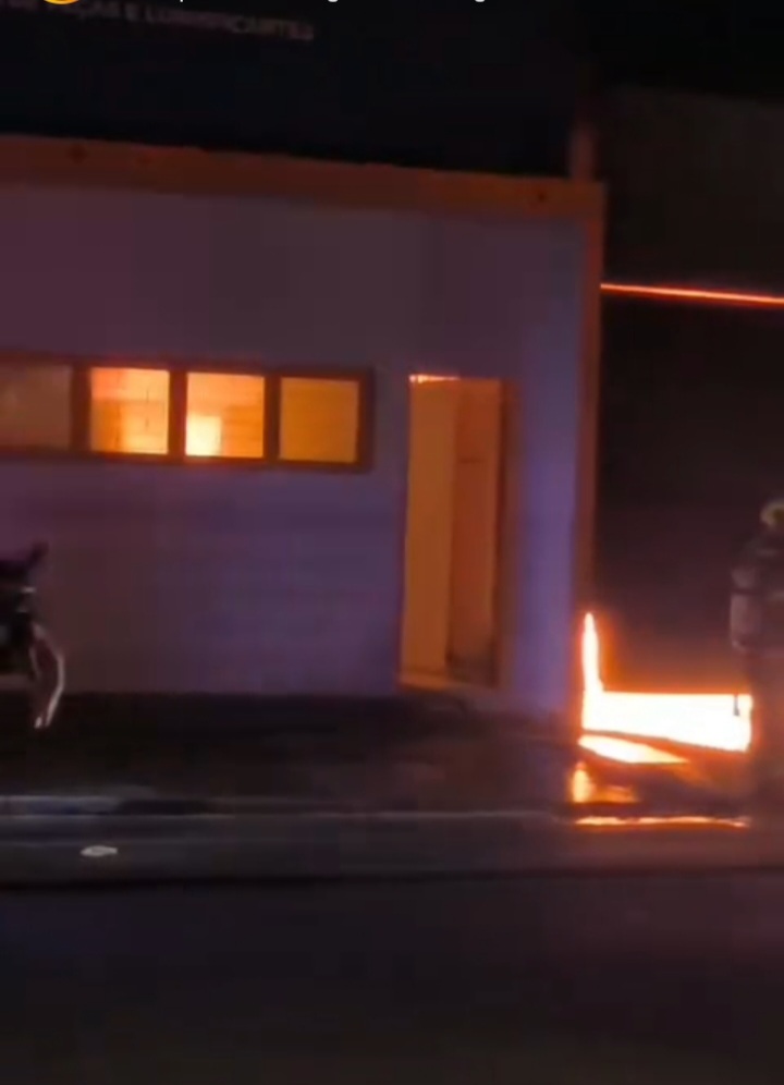 Capivara News TV: Incêndio em distribuidora destrói garagem de veiculos e assusta moradores do Jardim América
