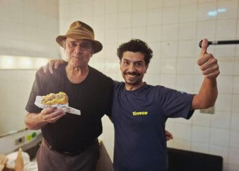 Deu certo! Chef Felipe Loureço entrega em mãos o KãoBoy ao ídolo Almir Sater