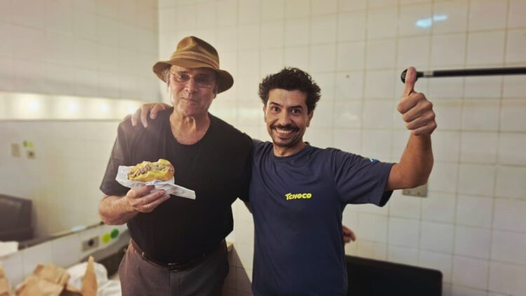 Deu certo! Chef Felipe Loureço entrega em mãos o KãoBoy ao ídolo Almir Sater