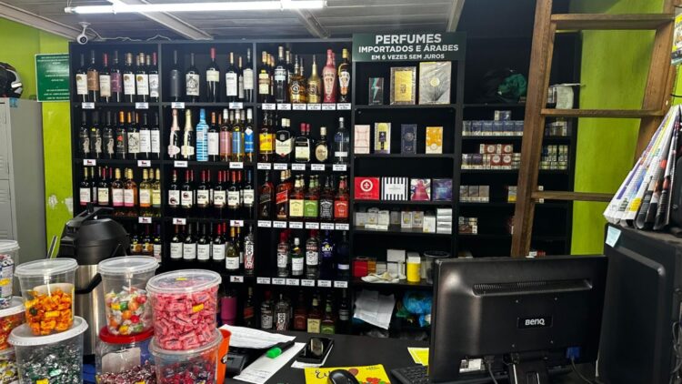 Conveniência no Coophavila II recebe Polícia por suspeita de vender whisky falsificado