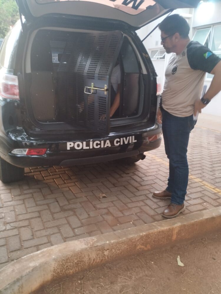 Homem que tentou matar ex e amiga dela jogando carro em cima delas é preso em Rio Brilhante