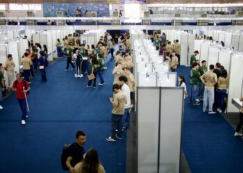 Governo de MS e Fundect levam 500 bolsistas à maior feira científica do Estado
