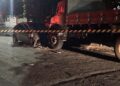 Em alta velocidade, condutor morre ao colidir de frente com caminhão estacionado