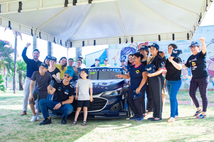 Pit stop diferente: piloto da Stock Car emociona crianças e famílias da AACC/MS e do CETOHI