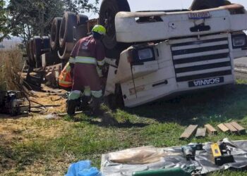 Motorista morre após caminhão tombar na BR-163 entre Caarapó e Juti