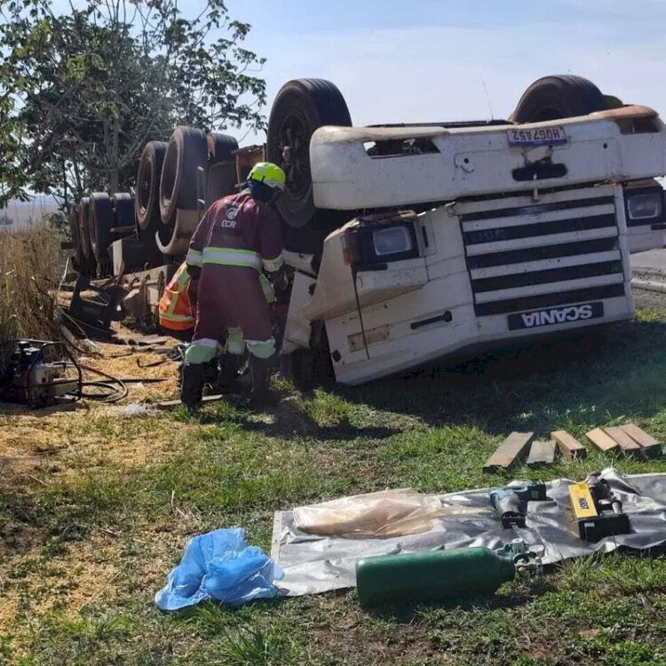 Motorista morre após caminhão tombar na BR-163 entre Caarapó e Juti