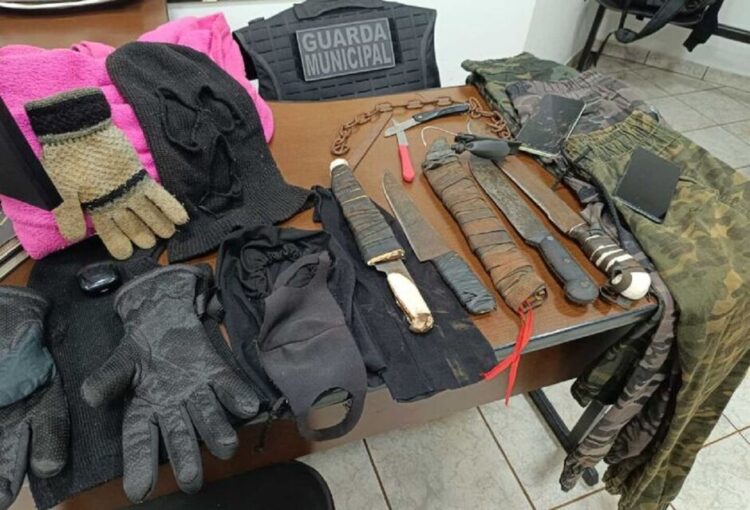 Trio de alunos é apreendido com facões planejando massacre em escola de Dourados