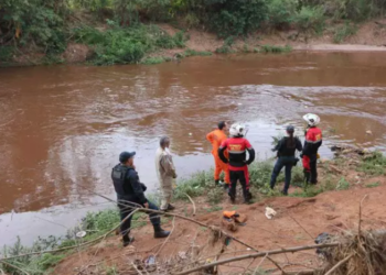Bombeiros fazem buscas por corpo de homem visto rodando no Rio Anhanduí no Aero Rancho
