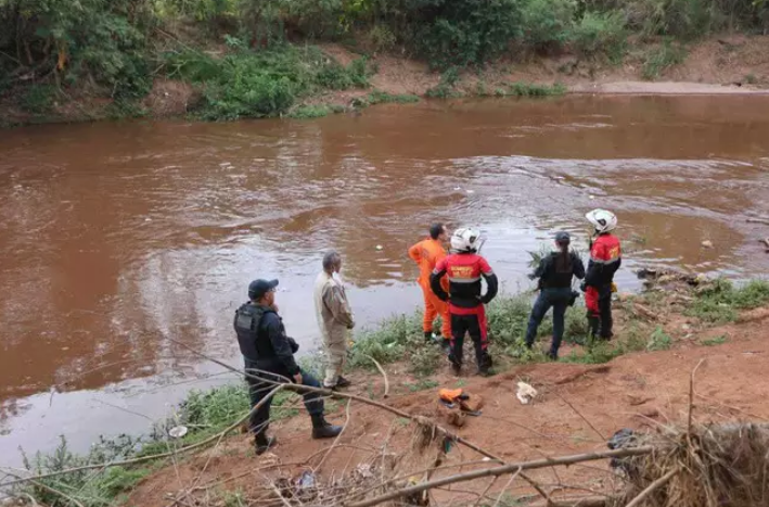 Bombeiros fazem buscas por corpo de homem visto rodando no Rio Anhanduí no Aero Rancho