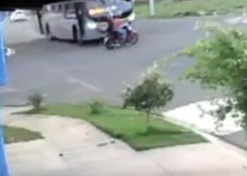 Capivara News TV: Vídeo mostra colisão entre Biz e ônibus que matou tia e sobrinha em Três Lagoas