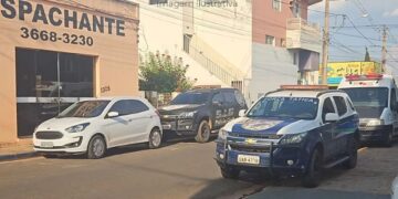 Vizinhos sentem forte odor e irmão encontra homem morto e em decomposição em Paranaíba