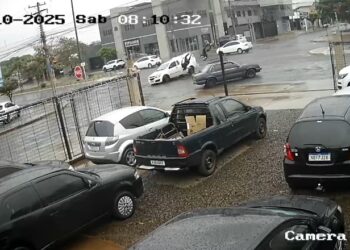 Capivara News TV: Motociclista de app. e passageira voam por cima de carro em colisão na Manoel da Costa Lima