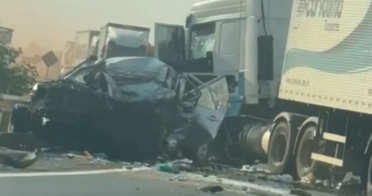 Colisão frontal entre caminhonete e carreta mata um condutor na BR-158