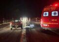 Motociclista Manoel França morre ao furar PARE e colidir em Gol em anel viário de Costa Rica