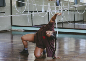 “Código Genético” faz mergulho afrofuturista onde corpo e memória se entrelaçam no palco