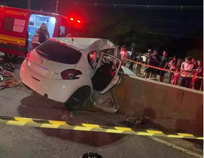 Carro “abraça” mureta na Gunter Hans e mata jovem que ia comemorar vitória do Flamengo