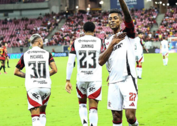 Flamengo celebra os 130 anos com goleada de virada, rebaixa o Sport e pressiona o Palmeiras