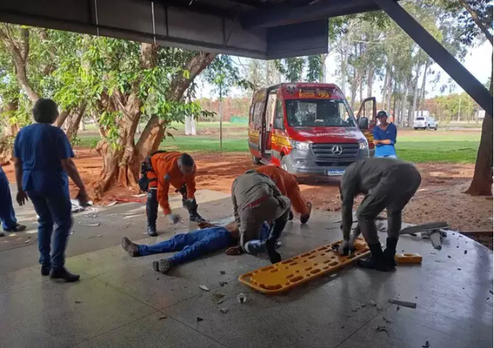 Trabalhador cai de telhado do Detran e fica ferido ao realizar limpeza n Capital