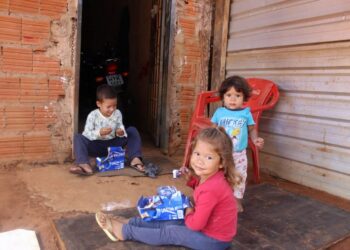 Amigos fazem arrecadação de bombons para doarem às crianças carentes no Natal da Capital