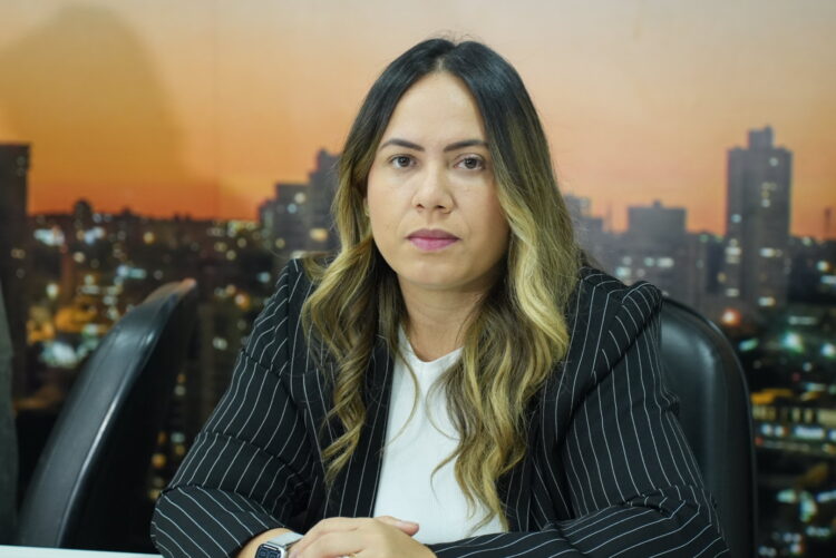 Após requerimento aprovado por unanimidade, Ana Portela confronta Secretaria da Fazenda sobre paralisação de obras em CG