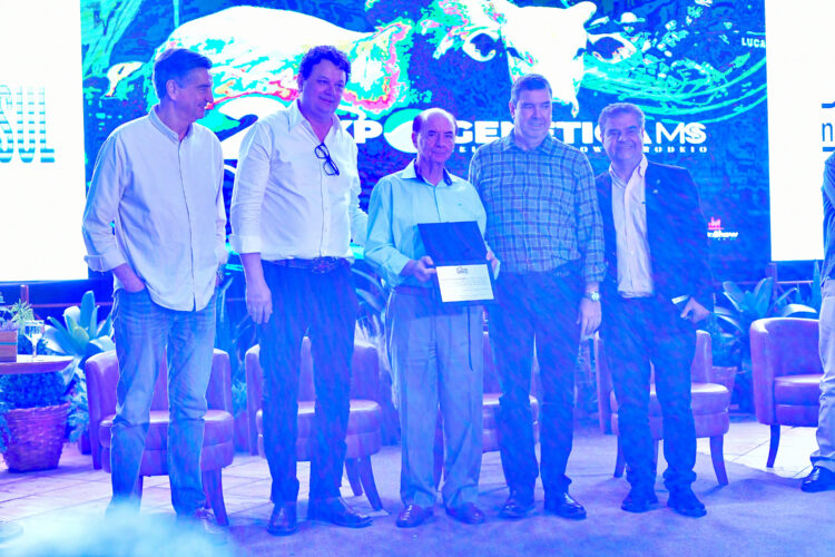 Senador Nelsinho Trad entrega maquinários a 11 municípios durante a Expogenética MS