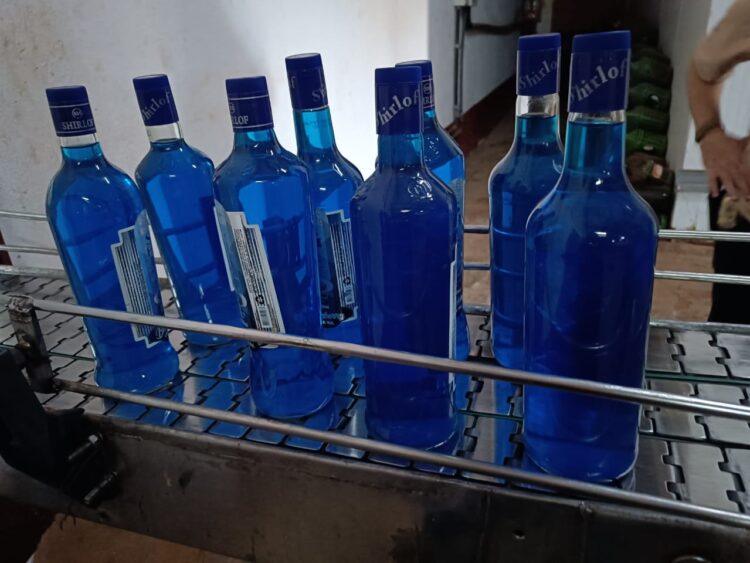 Mulheres são flagradas esvaziando e lavando garrafas de vodka em fábrica clandestina em Terenos