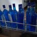 Mulheres são flagradas esvaziando e lavando garrafas de vodka em fábrica clandestina em Terenos