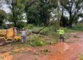 Prefeitura mobiliza equipes para limpar e desobstruir vias após chuva forte