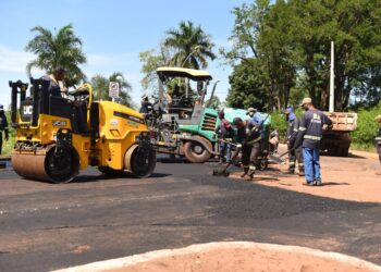 Com força-tarefa, Prefeitura restaura trecho de rotatória na Av. Rachid Neder