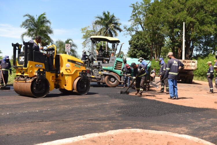 Com força-tarefa, Prefeitura restaura trecho de rotatória na Av. Rachid Neder