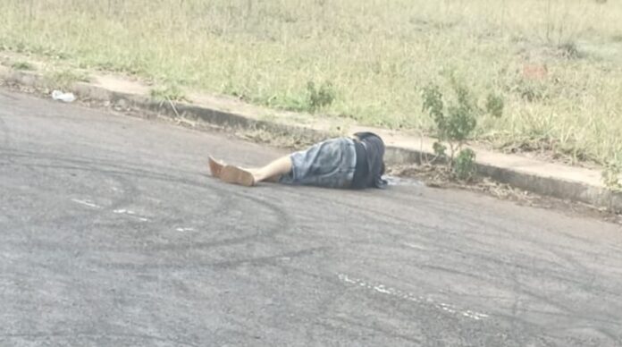 Rapaz de 26 anos é morto por dupla em moto na região conhecida como Trilho de Manobra