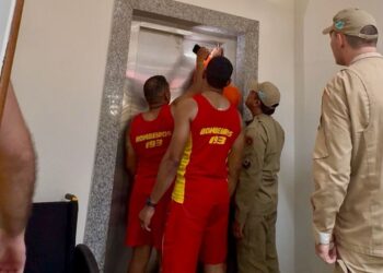 Corpo de Bombeiros resgata mulher que ficou presa em elevador, após queda de energia