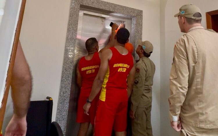 Corpo de Bombeiros resgata mulher que ficou presa em elevador, após queda de energia
