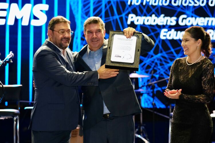 Fiems celebra 46 anos com homenagem a governador por gestão positiva