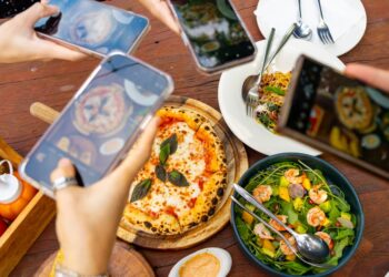 Viagens e alimentação fora de casa: como se cuidar em meio à correria?