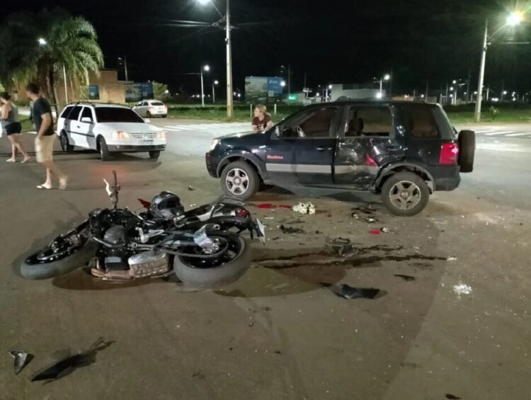 Motociclista de 20 anos tem traumatismo craniano ao colidir com carro em Chapadão do Sul